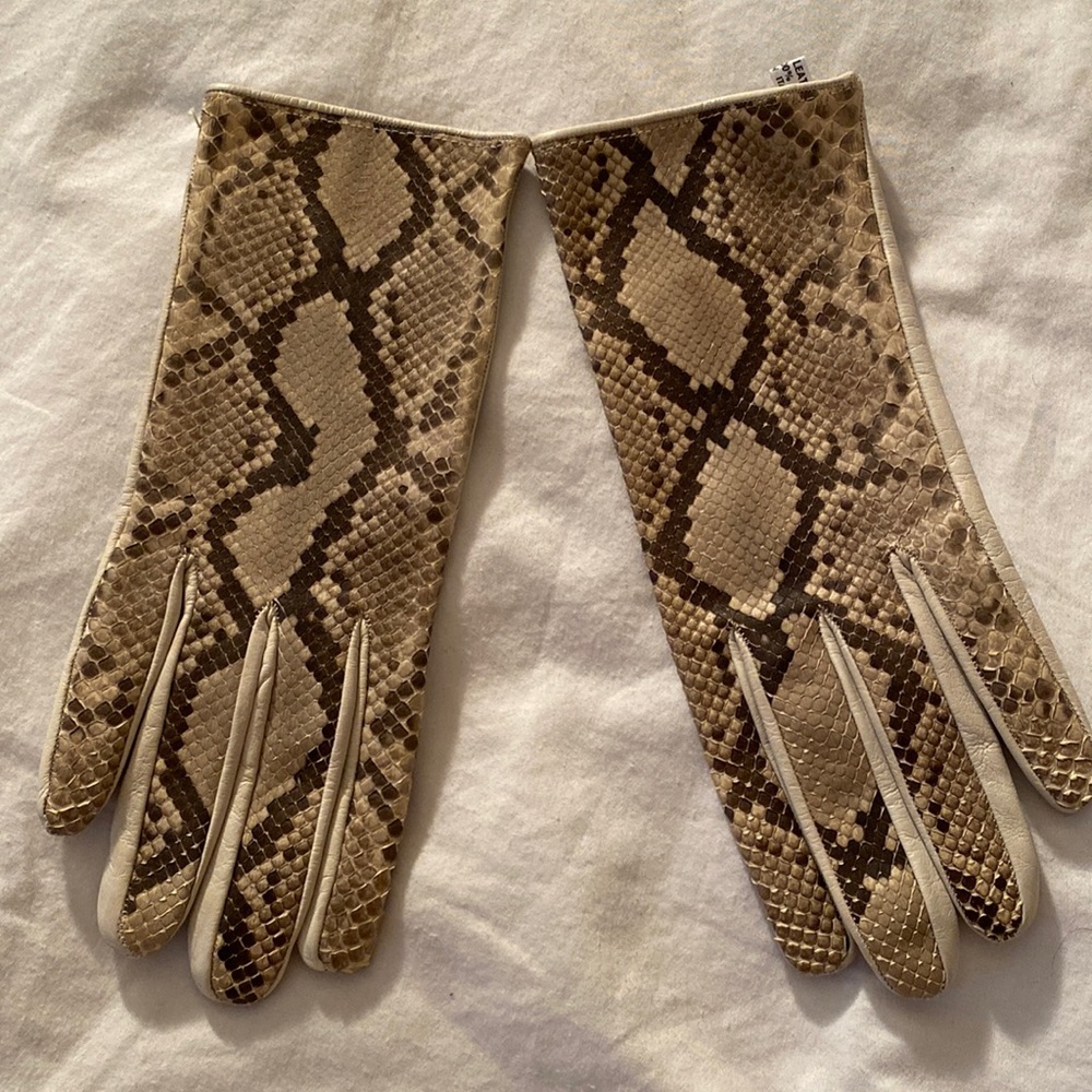 NEW SAKS FIFTH AVENUE genuine leather GLOVES w/silk lining sz 7 ITALY